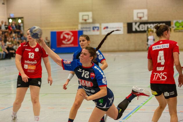 Lea Neubrander SG H2Ku Herrenberg 18 in attack HSG Freiburg SG H2Ku Herrenberg, women, handball, 2 Bundesliga, 9 matchday, 2019 season 2020, 16 11 2019, GER, HSG Freiburg SG H2Ku Herrenberg, women, handball, 2 Bundesliga, 9 matchday, 2019 season 2020, 16 11 2019, Freiburg Breisgau Copyright: xEibner-Pressefoto DimitrixDrofitx EP_ddh