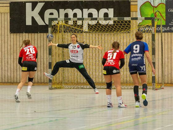 Simone Falk HSG Freiburg 26 vs. Laura Waldenmaier SG H2Ku Herrenberg 12 HSG Freiburg SG H2Ku Herrenberg, Women, Handball, 2 Bundesliga, 9 Matchday, Season 2019 2020, 16 11 2019, GER, HSG Freiburg SG H2Ku Herrenberg, Women, Handball, 2 Bundesliga, 9 Matchday, Season 2019 2020, 16 11 2019, Freiburg Breisgau Copyright: xEibner-Pressefoto DimitrixDrofitx EP_ddh
