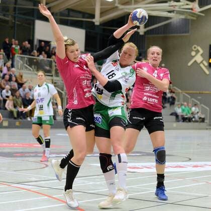 Romy Morf Bachmann Frisch Auf Goeppingen am Ball , Anna Frankova HSG Bad Wildungen Vipers L und Sabine Heusdens HSG Bad Wildungen Vipers R ,GER, HSG Bad Wildungen Vipers Frisch Auf Goeppingen, Handball, 1 Bundesliga Women, 16 11 2019, GER, HSG Bad Wildungen Vipers Frisch Auf Goeppingen, Handball, 1 Liga Women, 16 11 2019 Bad Wildungen Copyright: xRolandxSippelx xEibner-pressefotox