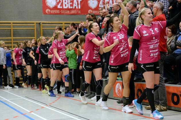 Team, cheers, joy after the victory with the spectators Annika Ingenpass HSG Bad Wildungen Vipers R , Maxime Struijs ,GER, HSG Bad Wildungen Vipers Frisch Auf Goeppingen, Handball, 1 Bundesliga Women, 16 11 2019, GER, HSG Bad Wildungen Vipers Frisch Auf Goeppingen, Handball, 1 Liga Women, 16 11 2019 Bad Wildungen Copyright: xRolandxSippelx xEibner-pressefotox