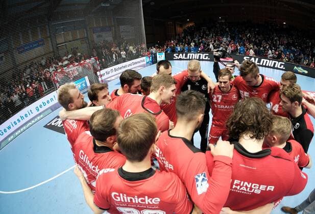 17 11 2019 xkhx Melsungen Men s EHF Cup 2019 20, 3 qualification round MT Melsungen Olympiacos SFP GRE , final cheers from the players of MT Melsungen