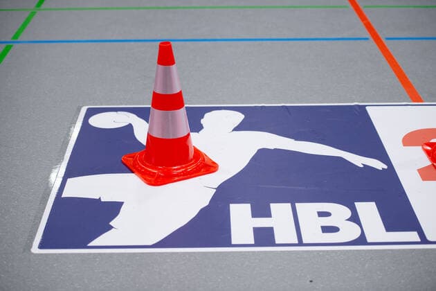 Lübbecke, Deutschland 16.11.2019: 2. Handball-Bundesliga - 2019 2020 - TuS-N-Lübbecke vs. VfL Lübeck-Schwartau Baustellen Piloten auf dem Emblem der Handball-Bundesliga Lübbecke Nordrhein-Westfalen Deutschland Merkur Arena *** Lübbecke, Germany 16 11 2019 2 Handball Bundesliga 2019 2020 TuS N Lübbecke vs VfL Lübeck Schwartau Construction sites Pilots on the emblem of the Handball Bundesliga Lübbecke Nordrhein Westfalen Germany Merkur Arena
