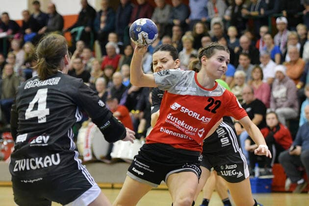 Julia Bauer TG Nuertingen re and Simona Stojkovska BSV Sachsen Zwickau rear and Isa Sophia Roesike BSV Sachsen Zwickau li , BSV Sachsen Zwickau vs TG Nuertingen, 2 Handball Bundesliga, women, 16 11 2019, BSV Sachsen Zwickau vs TG Nuertingen, 2 Handball Bundesliga, women, 16 11 2019 Zwickau Copyright: xBertxHarzer xEibner-xPressefotox