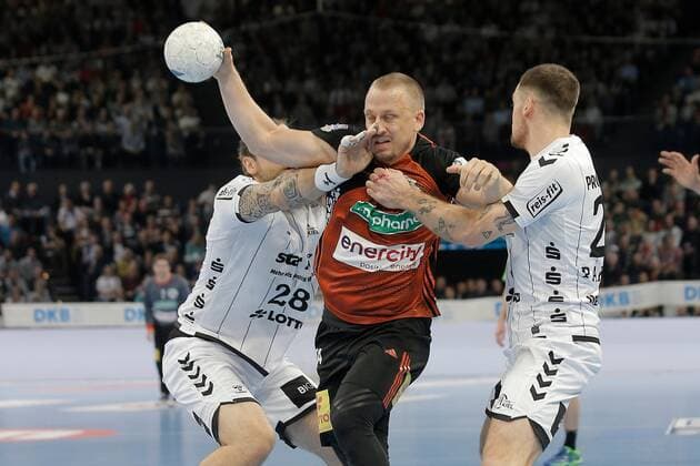 1 Handball Bundesliga THW Kiel TSV Hannover Burgdorf, Kiel, 17 11 2019 Morten Olsen Hannover, 34 in duel against Pavel Horak Kiel, 28 and Ole Rahmel Kiel, 22 Copyright: xBEAUTIFULxSPORTS DRPx