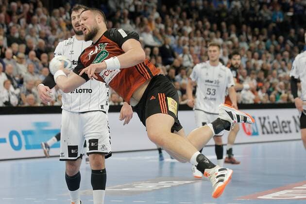 1 Handball Bundesliga THW Kiel TSV Hannover Burgdorf, Kiel, 17 11 2019 Ilija Brozovic Hannover in throw Domagoj Duvnjak Kiel, 4 beaten behind Copyright: xBEAUTIFULxSPORTS DRPx