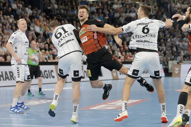 1 Handball Bundesliga THW Kiel TSV Hannover Burgdorf, Kiel, 17 11 2019 Fabian Böhm Boehm Hannover in duel against Hendrik Pekeler Kiel, 61 and Harald Reinkind Kiel, 6 Copyright: xBEAUTIFULxSPORTS DRPx