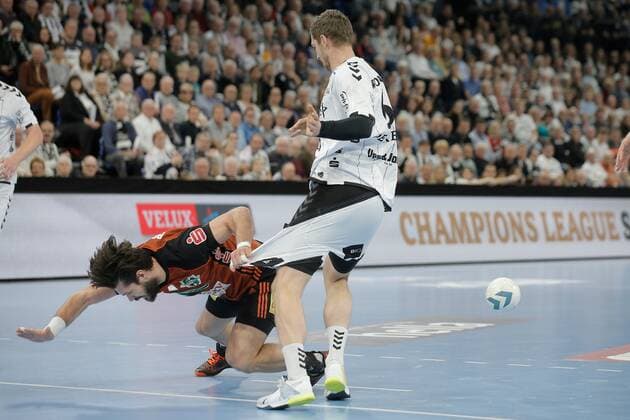 1 Handball Bundesliga THW Kiel TSV Hannover Burgdorf, Kiel, 17 11 2019 Evgeni Pevnov Hannover in duel against Hendrik Pekeler Kiel, 61 Copyright: xBEAUTIFULxSPORTS DRPx