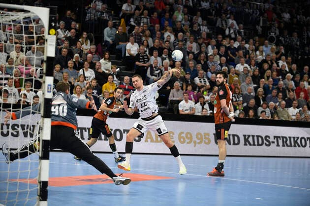 Ole Rahmel THW Kiel vs. Urban Lesjak TSV Hannover Burgdorf , Handball Bundesliga, Liqui Moly HBL, Men, 13 Matchday, TSV Hannover Burgdorf , 17 11 19 Kiel Sparkassen Arena Schleswig Holstein Germany