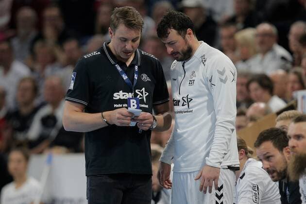 1 Handball Bundesliga THW Kiel TSV Hannover Burgdorf, Kiel, 17 11 2019 Domagoj Duvnjak Kiel, 4 injured himself in the first half and discusses tactics in the second half with coach Filip Jicha Kiel Copyright: xBEAUTIFULxSPORTS DRPx