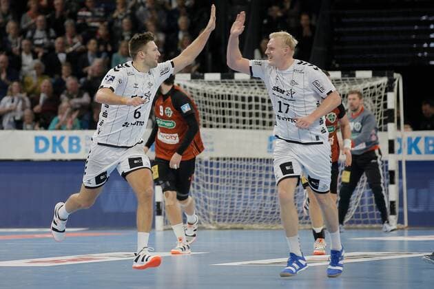 1 Handball Bundesliga THW Kiel TSV Hannover Burgdorf, Kiel, 17 11 2019 Jubel Harald Reinkind Kiel, 6 and Patrick Wiencek Kiel, 17 Jubeln Copyright: xBEAUTIFULxSPORTS DRPx
