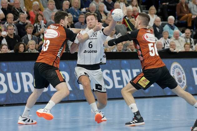 1 Handball Bundesliga THW Kiel TSV Hannover Burgdorf, Kiel, 17 11 2019 Harald Reinkind Kiel, 6 in duel against Joshua Thiele Hannover and Hannes Feise Hannover Copyright: xBEAUTIFULxSPORTS DRPx