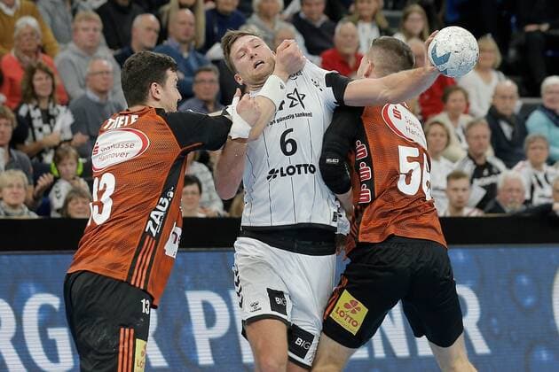 1 Handball Bundesliga THW Kiel TSV Hannover Burgdorf, Kiel, 17 11 2019 Harald Reinkind Kiel, 6 in duel against Joshua Thiele Hannover and Hannes Feise Hannover Copyright: xBEAUTIFULxSPORTS DRPx
