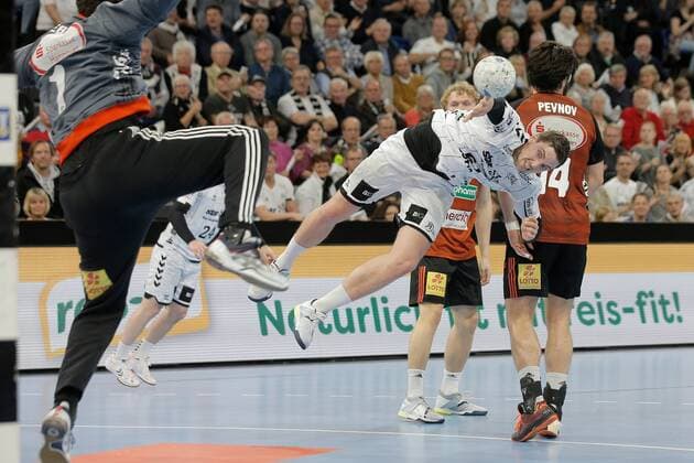 1 Handball Bundesliga THW Kiel TSV Hannover Burgdorf, Kiel, 17 11 2019 Hendrik Pekeler Kiel, 61 in the throw at the circle against Domenico Ebner Hannover Copyright: xBEAUTIFULxSPORTS DRPx