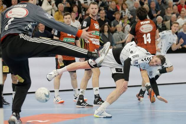 1 Handball Bundesliga THW Kiel TSV Hannover Burgdorf, Kiel, 17 11 2019 Hendrik Pekeler Kiel, 61 in the throw at the circle against Domenico Ebner Hannover Copyright: xBEAUTIFULxSPORTS DRPx