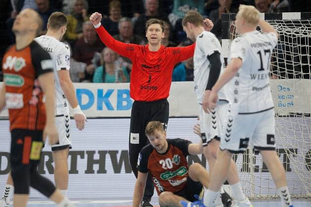 1 Handball Bundesliga THW Kiel TSV Hannover Burgdorf, Kiel, 17 11 2019 Jubel goalkeeper Niklas Landin Jacobsen Kiel, 1 jubilates after a ball held by Fabian Böhm Boehm Hannover on the ground Copyright: xBEAUTIFULxSPORTS DRPx