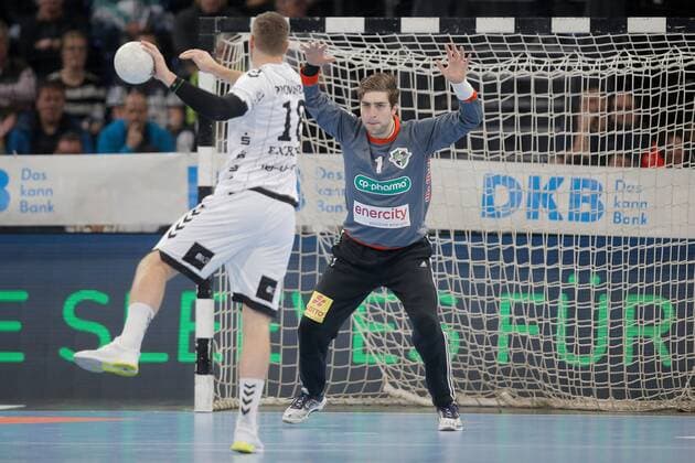 1 Handball Bundesliga THW Kiel TSV Hanover Burgdorf, Kiel, 17 11 2019 Domenico Ebner Hanover at a 7 meter from Niclas Ekberg Kiel, 18 Copyright: xBEAUTIFULxSPORTS DRPx