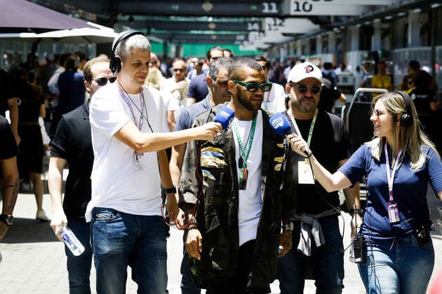 Grande Prêmio do Brasil F1 2019 SÃO PAULO, SP - 17.11.2019: GRANDE PRÊMIO DO BRASIL F1 2019 - It takes place this Sunday (17), at the Interlagos racetrack, south of the city of Sao Paulo, another Grand Prix of Brazil F1 2019. The driver Lewis Hamilton of Mercedes has already been champion of this season. In the photo, the player of São Paulo Futebol Clube, Daniel Alves. (Photo: Aloisio Mauricio Fotoarena) x1832948x  AloisioxMauricio