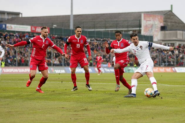 Torschuss Cristiano Ronaldo (Portugal 7) im Zweikampf mit Maxime Chanot (Luxemburg 2), Aldin Skenderovic (Luxemburg 19) und Leandro Barreiro (Luxemburg 16) Fussball, UEFA EM-Qualifikation 2020, Saison 2019-2020, Gruppe B, European Qualifiers 17.11.2019 Luxemburg - Portugal (Luxembourg vs Portugal) Stade Josy Barthel, Luxemburg 
