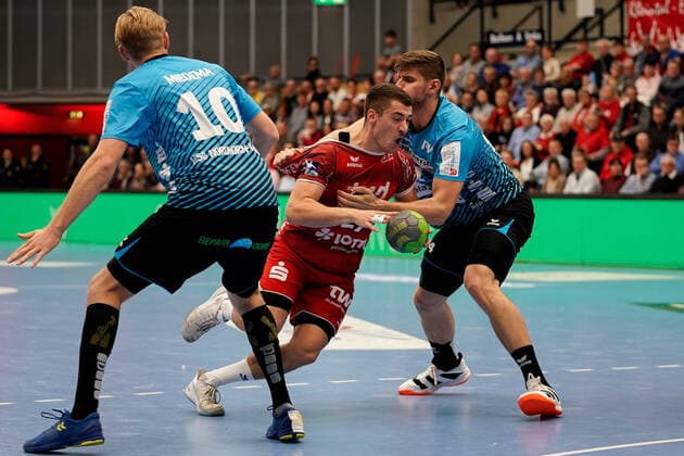 v left Patrick Miedema HSG Nordhorn, 10 , Jerome Müller The Owls, 27 , Georg Pöhle HSG Nordhorn, 94 , Duel, duel, tackle, tackling, dynamics, action, action, 17 11 2019, Ludwigshafen am Rhein Germany , Handball, Bundesliga, TSG Ludwigshafen Friesenheim The Owls HSG Nordhorn Lingen xozx