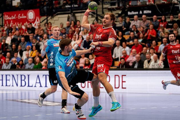 v li Georg Pöhle HSG Nordhorn, 94 , Frederic Stüber Die Eulen, 2 , duel, game scene, duel, duel, tackle, tackling, dynamics, action, action, 17 11 2019, Ludwigshafen am Rhein Germany , handball, Bundesliga, TSG Ludwigshafen Friesenheim The owls HSG Nordhorn Lingen xozx