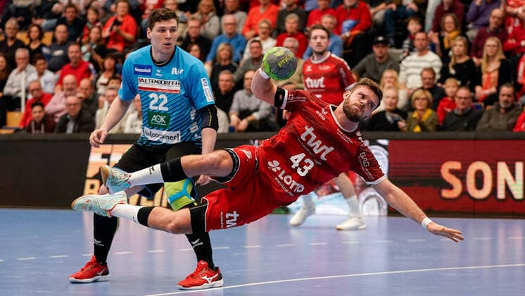 v li Philipp Vorlicek HSG Nordhorn, 20 , Kai Dippe Die Eulen, 43 , at the jump throw, throw, goal throw, action, game scene, 17 11 2019, Ludwigshafen am Rhein Germany , Handball, Bundesliga, TSG Ludwigshafen Friesenheim The Owls HSG Nordhorn Lingen xozx