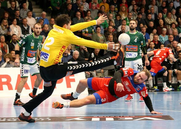 17 11 2019, Germany, Göppingen, Handball Bundesliga Season 2019 2020 FRESH TO Göppingen vs. HBW Balingen Weilstetten v l Daniel Rebmann FAG , Marcel Niemeyer HBW