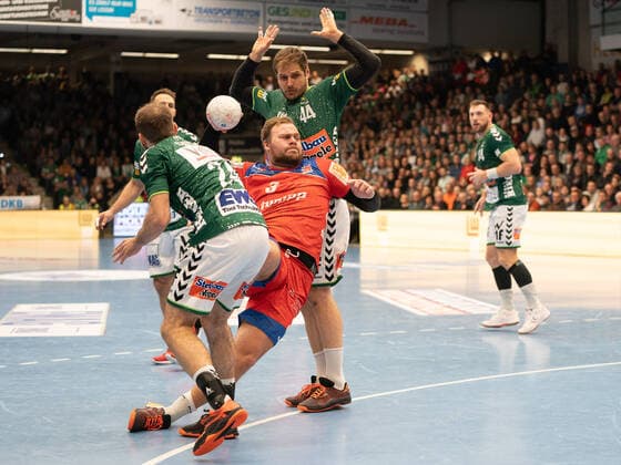 Marcel Niemeyer HBW Balingen Weilstetten 03 vs. Marcel Schiller Frisch Auf Goeppingen 24 and Kresimir Kozina Frisch Auf Goeppingen 44 , Frisch Auf Göppingen vs. HBW Balingen Weilstetten, 1 Bundesliga, Handball, Men, 17 11 2019 Frisch Auf Göppingen vs. HBW Balingen Weilstetten, 1 Bundesliga, Handball, Women, 17 11 2019 Göppingen Copyright: xSchmidtx Eibner-Pressefotox EP_mst