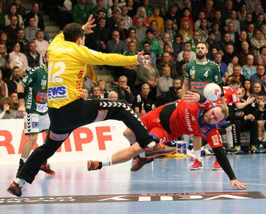 17 11 2019, Germany, Göppingen, Handball Bundesliga Season 2019 2020 FRESH TO Göppingen vs. HBW Balingen Weilstetten v l Daniel Rebmann FAG , Marcel Niemeyer HBW