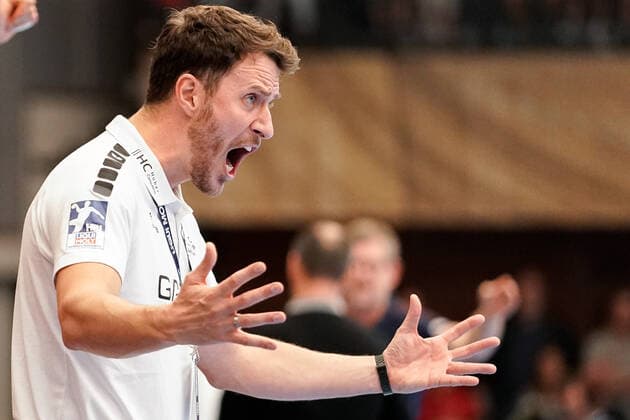 Benjamin Matschke Ben Matschke, Trainer, Head Coach, The Owls , gives instructions, gesticulated, gesticulate with the arms, gives instructions, gesticulate, single picture, action, action, 17 11 2019, Ludwigshafen am Rhein Germany , Handball, Bundesliga, TSG Ludwigshafen Friesenheim The Owls HSG Nordhorn Lingen xozx