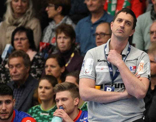 17 11 2019, Germany, Göppingen, Handball Bundesliga Season 2019 2020 FRESH TO Göppingen vs. HBW Balingen Weilstetten HBW Trainer Jens Bürkle