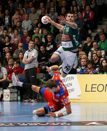 17 11 2019, Germany, Göppingen, Handball Bundesliga Season 2019 2020 FRESH TO Göppingen vs. HBW Balingen Weilstetten v l Jona Schoch HBW , Ivan Sliskovic FAG