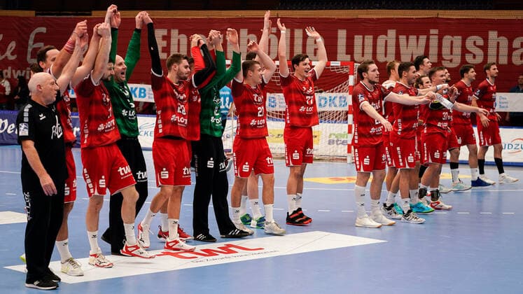 Player of TSG Ludwigshafen Friesenheim The Owls , Cheers after the final whistle, victory, winner, winner, cheers, joy, optimistic, highlight, action, action, 17 11 2019, Ludwigshafen am Rhein Germany , Handball, Bundesliga, TSG Ludwigshafen Friesenheim The Owls HSG Nordhorn Lingen xozx