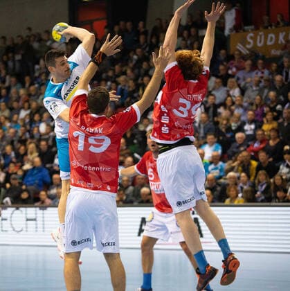 TVB Stuttgart 13 Robert Markotic vs. Bergischer HC 39 Lukas Stutzke 19 Tomas Babak TVBStuttgart vs. BergischerHC, Handball, 1 Bundesliga, 2019 2020 17 11 2019 Stuttgart Copyright: xEibner-Pressefoto RogerxBuerkex EP_RBE