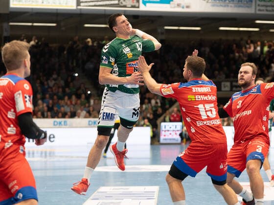Nemanja Zelenovic Frisch Auf Goeppingen 42 vs. Martin Strobel HBW Balingen Weilstetten 15 , Frisch Auf Göppingen vs. HBW Balingen Weilstetten, 1 Bundesliga, Handball, Men, 17 11 2019 Frisch Auf Göppingen vs. HBW Balingen Weilstetten, 1 Bundesliga, Handball, Men, 17 11 2019 Göppingen vs. HBW Balingen Weilstetten, 1 Bundesliga, Handball, Women, 17 11 2019 Göppingen Copyright: xEibner-Pressefotox EP_mst