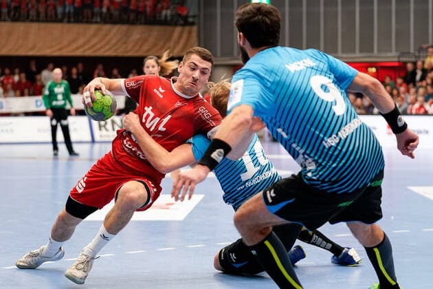 v li Jerome Müller The Owls, 27 , Patrick Miedema HSG Nordhorn, 10 , Pavel Mickal HSG Nordhorn, 9 , Duel, duel, tackle, tackling, dynamics, action, action, 17 11 2019, Ludwigshafen am Rhein Germany , Handball, Bundesliga, TSG Ludwigshafen Friesenheim The Owls HSG Nordhorn Lingen xozx
