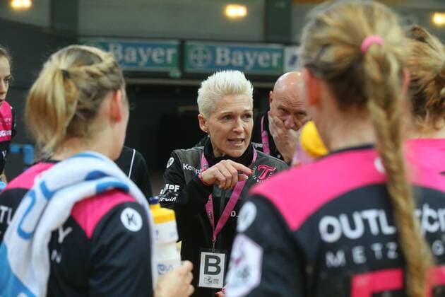 Edina Rott TuS gives instructions to Bayer Leverkusen Tussies Metzingen Copyright: xEibner-Pressefotox EP_mis
