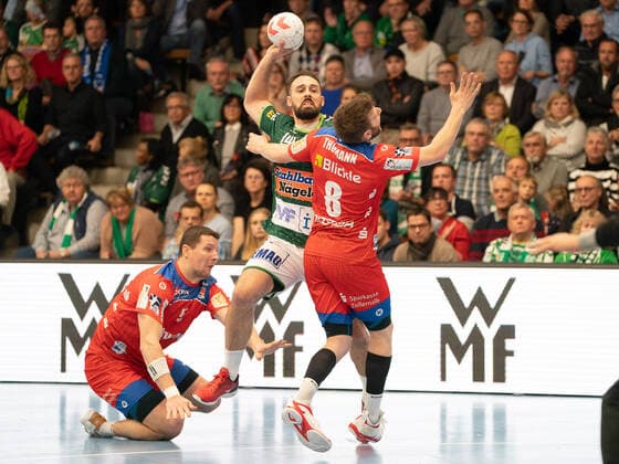 Tim Kneule Frisch Auf Goeppingen 04 against Gregor Thomann HBW Balingen Weilstetten 08 and Romas Kirveliavicius HBW Balingen Weilstetten 05, Frisch Auf Göppingen vs. HBW Balingen Weilstetten, 1 Bundesliga, Handball, Men, 17 11 2019 Frisch Auf Göppingen vs. HBW Balingen Weilstetten, 1 Bundesliga, Handball, Men, 17 11 2019 Göppingen Copyright: xEibner-Pressefotox EP_mst
