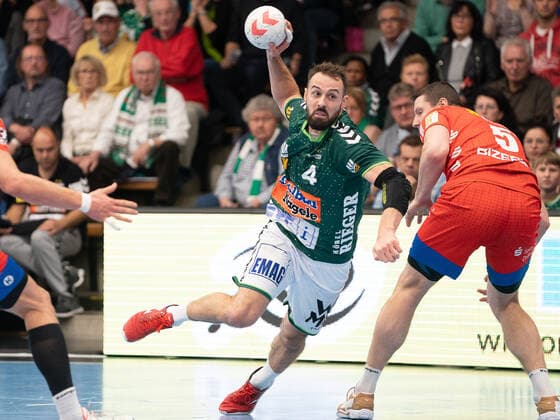 Tim Kneule Frisch Auf Goeppingen 04 vs. Romas Kirveliavicius HBW Balingen Weilstetten 05 , Frisch Auf Göppingen vs. HBW Balingen Weilstetten, 1 Bundesliga, Handball, Men, 17 11 2019 Frisch Auf Göppingen vs. HBW Balingen Weilstetten, 1 Bundesliga, Handball, Men, 17 11 2019 Göppingen vs. Copyright: xEibner-Pressefotox EP_mst