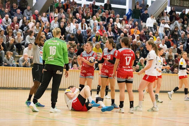 1 FSV Mainz 05 HSG Bensheim Auerbach,17 11 2019,GER, in foul to Janka Bauer, 1 FSV Mainz05, 5 , right, Isabell Hurst, HSG Bensheim Auerbach, 5 ,Sarah van Gulik,Lisa Friedberger, HSG Bensheim Auerbach, 17 Scherbaum Eibner press photo GER,Handball, 1 BL Frauen,7 Spieltag, 17 11 2019, Sporthalle Wiesbaden, Klarenthaler Str , Wiesbaden Copyright: xUlrichxScherbaum Eibner-Pressefotox EP_usm