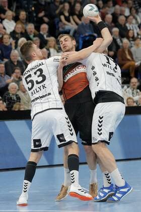 1 Handball Bundesliga THW Kiel TSV Hannover Burgdorf, Kiel, 17 11 2019 No success Nejc Cehte Hannover is stopped in the duel against Nikola Bilyk Kiel, 53 and Patrick Wiencek Kiel, 17 Copyright: xBEAUTIFULxSPORTS DRPx