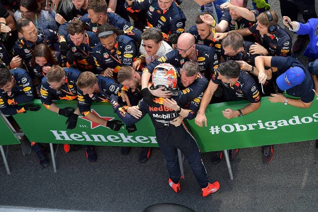 FORMULA 1 HEINEKEN GRANDE PRÃÄMIO DO BRASIL 2019 17 11 2019, Autodromo Jose Carlos Pace, Interlagos, FORMULA 1 HEINEKEN GRANDE PRÃÄMIO DO BRASIL 2019 , in the picture winner Max Verstappen NEL 33 , Aston Martin Red Bull Racing celebrates with his team nordphotoxBratic nph00250