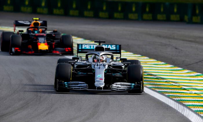 Motorsports: FIA Formula One World Championship, WM, Weltmeisterschaft 2019, Grand Prix of Brazil, 44 Lewis Hamilton (GBR, Mercedes AMG Petronas Motorsport), 23 Alexander Albon (THA, Aston Martin Red Bull Racing), Sao Paulo Brazil
