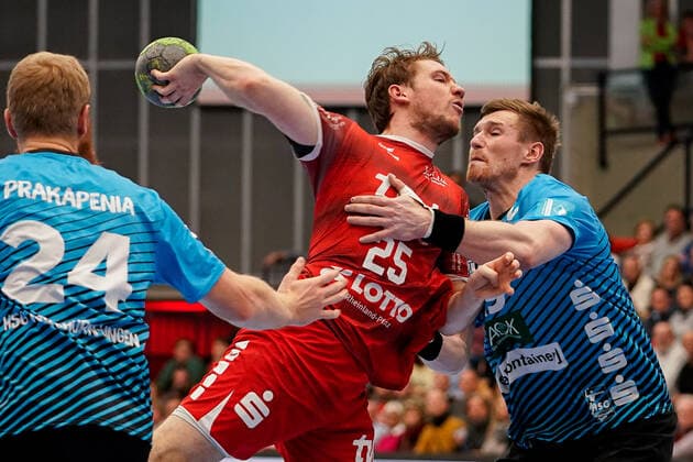 v li Anton Prakapenia HSG Nordhorn, 24 , Dominik Mappes Die Eulen, 25 , Luca de Boer HSG Nordhorn, 19 , Duel, duel, tackle, tackling, dynamics, action, action, 17 11 2019, Ludwigshafen am Rhein Germany , Handball, Bundesliga, TSG Ludwigshafen Friesenheim The Owls HSG Nordhorn Lingen xozx