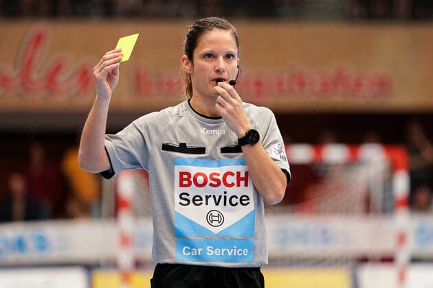 Referee Maike Merz pulls out the yellow card, caution, yellow card, action, action, game scene, single picture, 17 11 2019, Ludwigshafen am Rhein Germany , Handball, Bundesliga, TSG Ludwigshafen Friesenheim The Owls HSG Nordhorn Lingen xozx