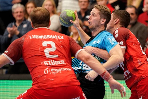 v li Frederic Stüber Die Eulen, 2 , Alex Terwolbeck HSG Nordhorn, 18 , Jerome Müller Die Eulen, 27 , Duel, duel, tackle, tackling, dynamics, action, action, 17 11 2019, Ludwigshafen am Rhein Germany , Handball, Bundesliga, TSG Ludwigshafen Friesenheim The Owls HSG Nordhorn Lingen, DFB DFL REGULATIONS PROHIBIT ANY USE OF PHOTOGRAPHS AS IMAGE SEQUENCES AND OR QUASI VIDEO xozx
