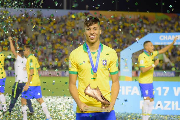 Sport Bilder des Tages Sub 17 Mexico e Brasil BRASÍLIA, DF - 17.11.2019: SUB 17 MEXICO E BRASIL - Kaio Jorge receives the Bronze Boot during U17, U 17 Mexico and Brazil. FIFA U17 World Cup Final Match. Bezerrão Stadium. Brasilia DF. (Photo: Reinaldo Reginato Fotoarena) x1833732x  ReinaldoxReginato