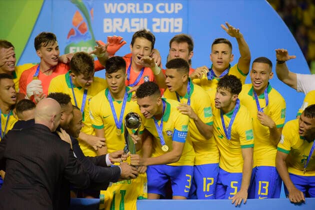 Fußball, U17 WM Finale, Brasilien - Mexiko Sub 17 Mexico e Brasil BRASÍLIA, DF - 17.11.2019: SUB 17 MEXICO E BRASIL - FIFA President Gianni Infantino, Cafu and Ronaldo deliver the U17, U 17 Champion Trophy to the Brazilian team after beating Mexico. Bezerrão stadium. Brasilia DF. (Photo: Reinaldo Reginato Fotoarena) x1833737x  ReinaldoxReginato