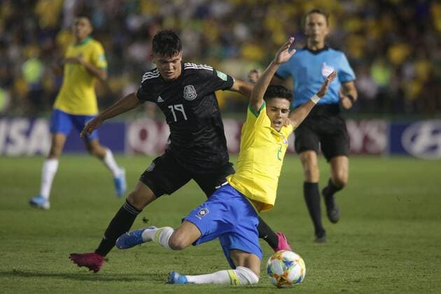 Brazil s Yan Couto (R) disputes the ball with Ali Avila of Mexico during the final match of the U17, U 17 FIFA World Cup, WM, Weltmeisterschaft, Fussball between Brazil and Mexico, at the Bezerrao stadium in Gama, Brazil, 17 November 2019. Final: Brazil vs. Mexico !ACHTUNG: NUR REDAKTIONELLE NUTZUNG!  Copyright: xAndrexCoelhox AME6515 20191118-637096406168110496
