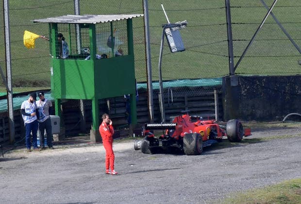 Bilder des Jahres 2019, Sport 11 November Sport Themen der Woche KW46 FORMULA 1 HEINEKEN GRANDE PRÃäMIO DO BRASIL 2019 17.11.2019, Autodromo Jose Carlos Pace, Interlagos, FORMULA 1 HEINEKEN GRANDE PRÃäMIO DO BRASIL 2019 , im Bild Sebastian Vettel (GER 5), Scuderia Ferrari Mission Winnow fällt mit Reifenschaden nach der Kollision mit Charles Leclerc (MCO 16), Scuderia Ferrari Mission Winnow aus *** FORMULA 1 HEINEKEN GRANDE PRÃäMIO DO BRASIL 2019 17 11 2019, Autodromo Jose Carlos Pace, Interlagos, FORMULA 1 HEINEKEN GRANDE PRÃÄMIO DO BRASIL 2019 , in the picture Sebastian Vettel GER 5 , Scuderia Ferrari Mission Winnow is cancelled with tyre damage after the collision with Charles Leclerc MCO 16 , Scuderia Ferrari Mission Winnow nordphotoxBratic nph00250