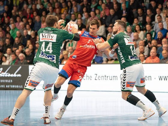 Jona Schoch HBW Balingen Weilstetten 22 vs. Kresimir Kozina Frisch Auf Goeppingen 44 and Jacob Bagersted Frisch Auf Goeppingen 14 , Frisch Auf Göppingen vs. HBW Balingen Weilstetten, 1 Bundesliga, Handball, Men, 17 11 2019 Frisch Auf Göppingen vs. HBW Balingen Weilstetten, 1 Bundesliga, Handball, Women, 17 11 2019 Göppingen Copyright: xEibner-Pressefotox EP_mst